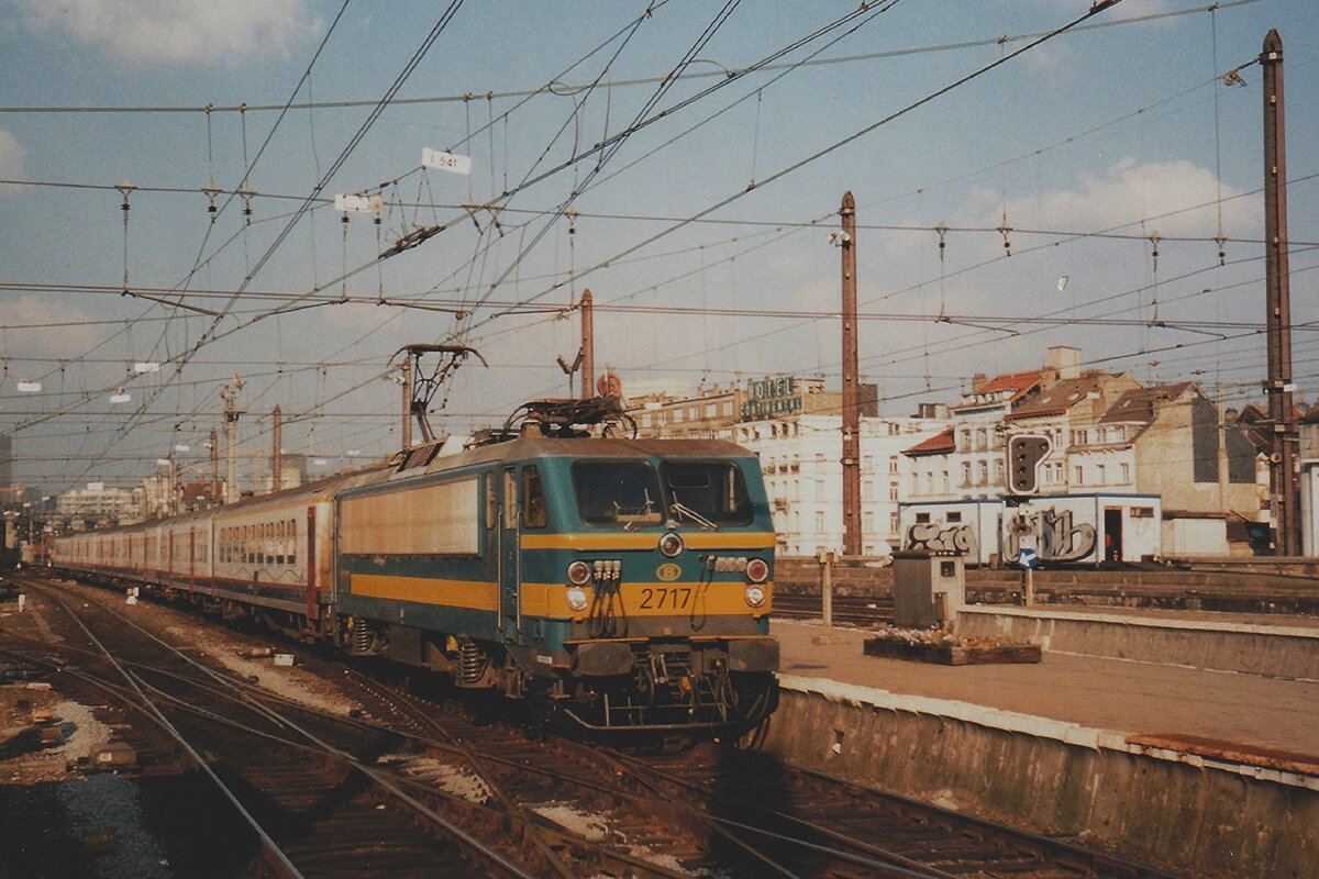 Scanbild: am 17 Mai 2002 treft NMBS 2717 mit ein Piekuurtrein (Spitzverkehrszug) aus Schaerbeek in Brussel Noord ein.