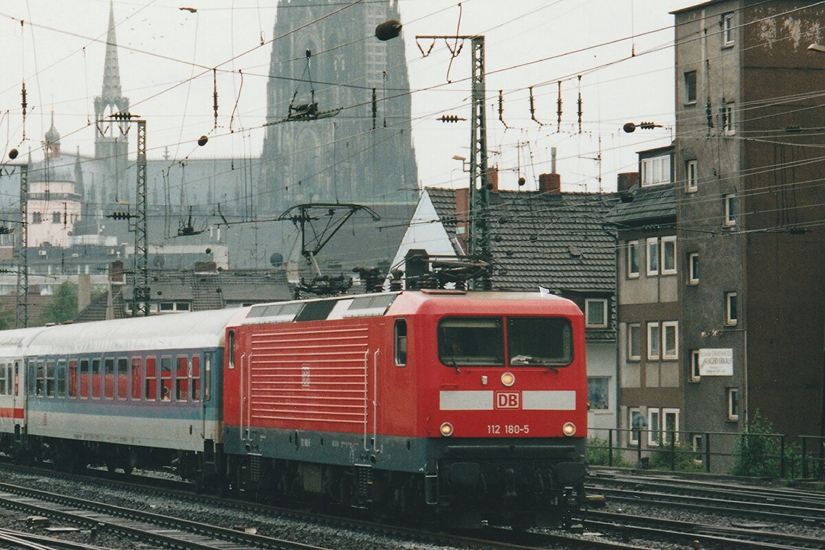 Scanbild: am regnerischen 13 April 2001 passiert 112 180 mit ein INterregio dwer Fotograf ins S-Bahnbahnhof Köln Hansaring.