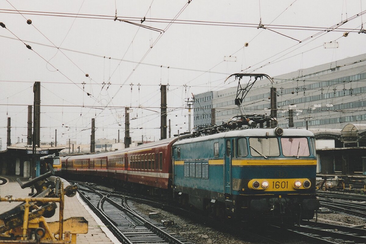 Scanbild: am verregneten 16 September 2004 schleppt NMBS 1601 ein Nahverkehrszug aus Bruxelles-Midi nach schaerbeek -die Glanzzeiten von EuroCity- bzw. TEE-Züge der Reihe 16 siond langst Vergangenheit...