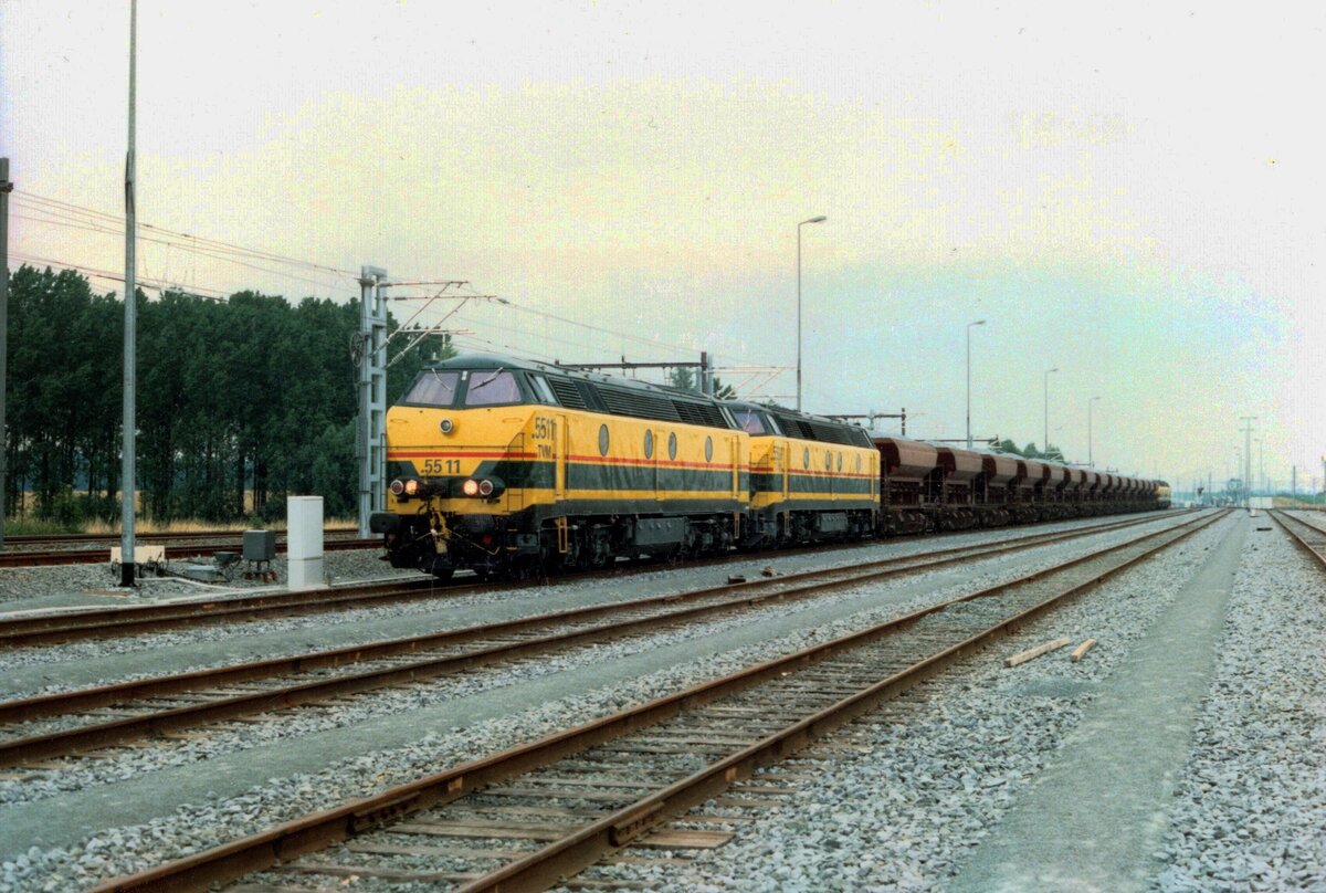 Scanbild von SNCB 5511 mit ein Gleisbauzug bei Coucou während die Bauarbeiten für die NBS Lüttich--Leuven am 15 Juli 1997.