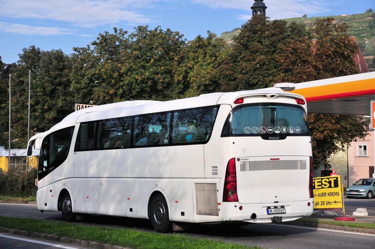 Scania Irizar aus Ungarn am 20.9.2014 in Krems unterwegs.