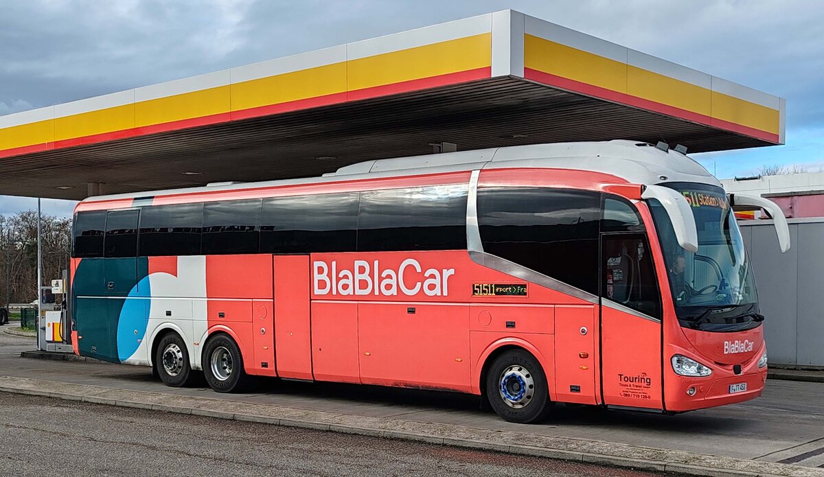 Scania Irizar vom BlaBlaCar-Touring aus Frankfurt steht an einer Tankstelle an der A5, 01-2025