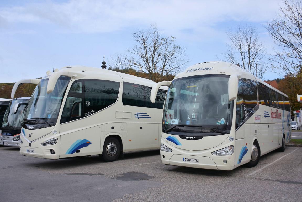 Scania Irizar i6 von Special Tours aus Spanienund link ein Volvo Irizar 10/2017 in Krems.