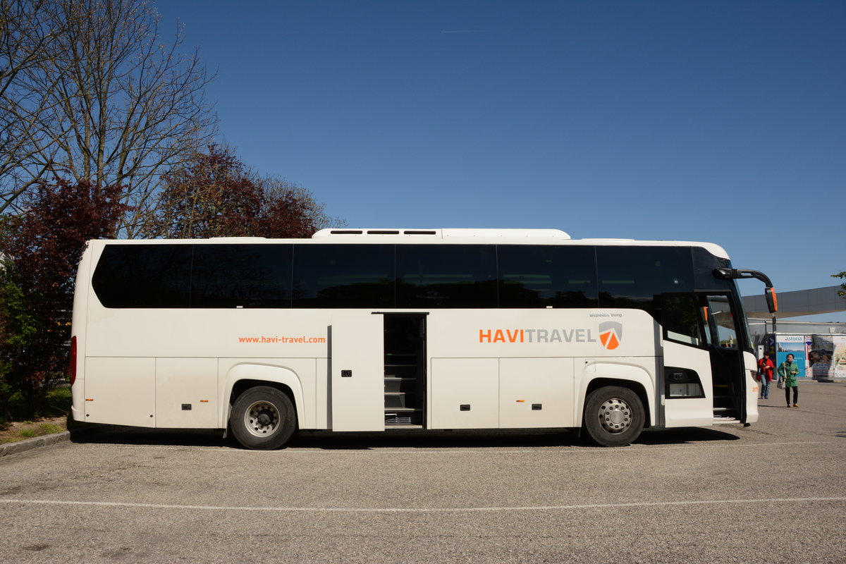 Scania Touring von HAVI Travel.nl in Krems gesehen.