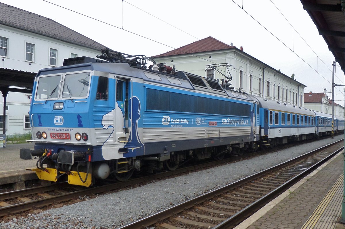 Schachzug! CD 362 039 steht am 4 Mai 2016 in Bohumin.