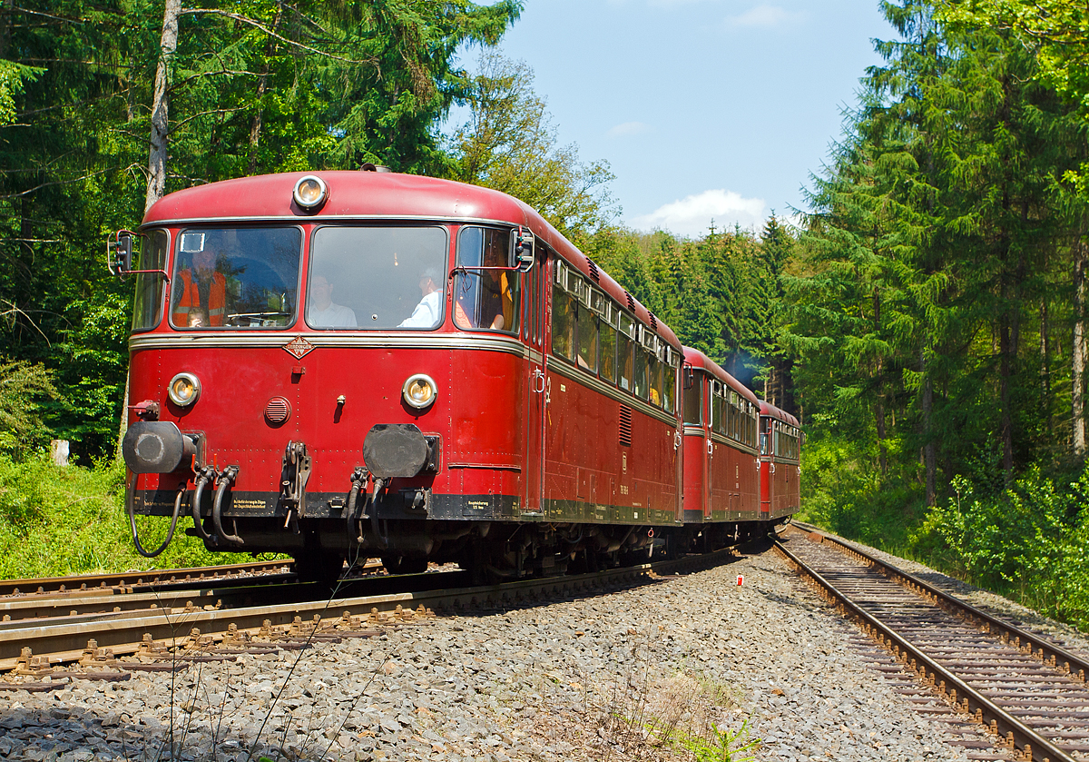 
Schienenbusgarnitur der FSB - Frderverein Schienenbus e.v. (Menden) auf Sonderfahrt, hier am 02.06.2012 in Neunkirchen-Salchendorf auf dem Gleis der Kreisbahn Siegen-Wittgenstein (KSW), ex Freien Grunder Eisenbahn, fhrt von der Spitzkehre hinauf zur ehem. Grube Pfannenberger Einigkeit, wo heute ein Industriebetrieb ist.

Die Garnitur bestand aus Motorwagen 796 690-6, Beiwagen 996 309-1 und dem Motorwagen 796 802-7.
