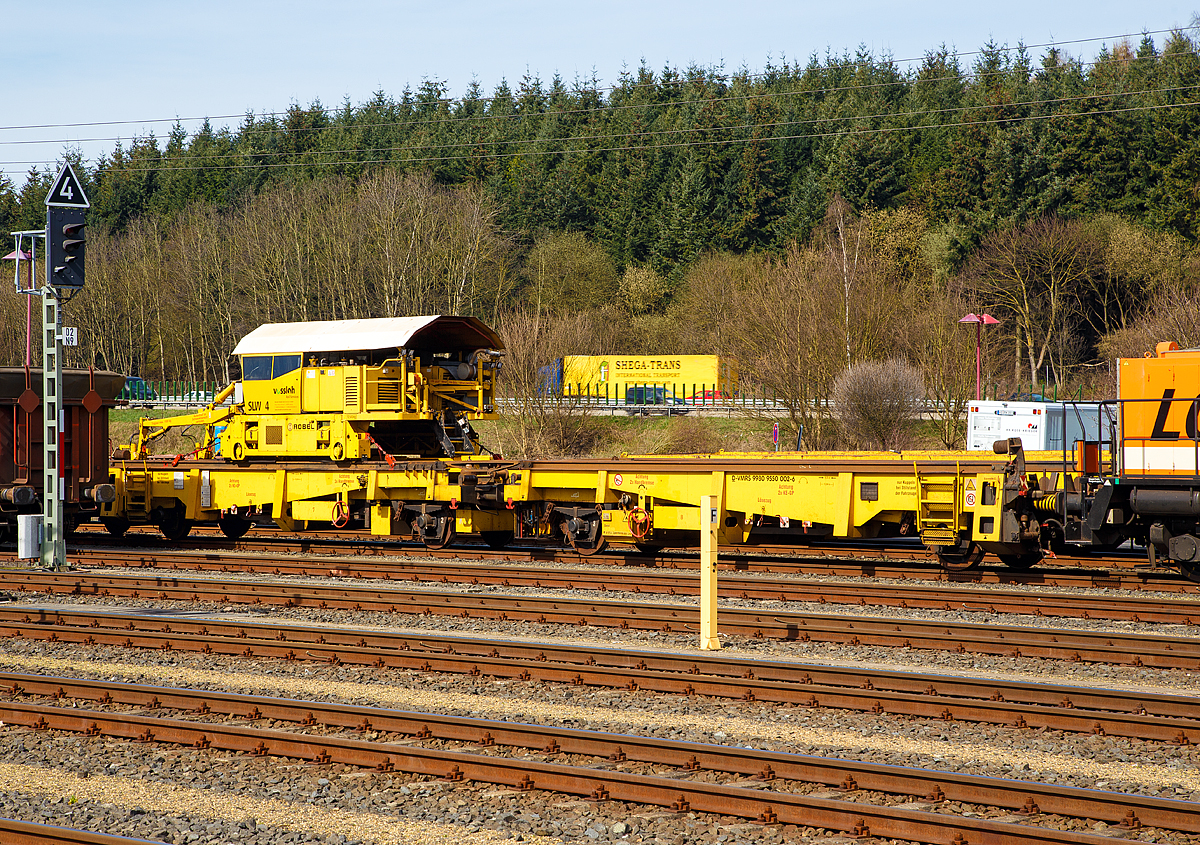 
Schienenladewagen (bzw. Schienenlegewagen, oder Rutschenwagen) SLW 4, (Schweres Nebenfahrzeug Nr. D-VMRS 99 80 9550 002-6, ex 97 30 08 904 57-3), mit dem ROBEL Schienenmanipulator (Ladekran) vom Typ SILAD 40.61, von Vossloh Rail Service (Leipzig), ex Stahlberg Roensch Leipzig, abgestellt am 25.03.2017 beim ICE-Bahnhof Montabaur.

Die beiden gekuppelten Wagen wurden aus alten brauchbaren 2-achsigen Güterwagenfahrgestellen bei MAS in Guben 2004 (MAS 003/04) aufgebaut. Der Ladekran ist ein Produkt der Fa. Robel. vom Typ SILAD 40.61, dieser wurde 2005 unter der Maschinen-Nr. 40.61 -SM 43 -0007 gebaut. 

TECHNISCHE DATEN der Wagen (jeweils):
Spurweite: 1.435 mm
Anzahl der Achsen: 2
Laufraddurchmesser: 1.000 mm
Achsabstand: 8.000 mm
Länge über Puffer: 12.040 mm
Höchstgeschwindigkeit (Hg): 120 km/h
Bremse: KE-GP
Handbremse: ja

Der ROBEL Schienenmanipulator (Ladekran) vom Typ SILAD 40.61 zum Schienenladewagen (bzw. Schienenlegewagen) SLW 4, (Schweres Nebenfahrzeug Nr. D-VMRS 99 80 9550 002-6, ex 97 30 08 904 57-3) von Vossloh Rail Service (Leipzig), ex Stahlberg Roensch Leipzig, abgestellt am 25.03.2017 beim ICE-Bahnhof Montabaur. 

Der ROBEL Schienenladezugeinrichtung-Portalkran SILAD  40.61 – SM 43 wurde 2005 von der ROBEL Bahnbaumaschinen GmbH (Freilassing) unter der Maschinen-Nr. 40.61 -SM 43 -0007 gebaut.

Wie man sieht ist der ROBEL Schienenmanipulator auch ein eigenständiges Schienenfahrzeug, mit einer Spurweite von 2.864 mm, welches auf den Schienenladewagen (zwei Rutschenwagen) und der nachfolgenden Langschienentransporteinheit der Bauart Robel (auf 4-achsigen Drehgestellwagen der Gattung Skks) fährt.