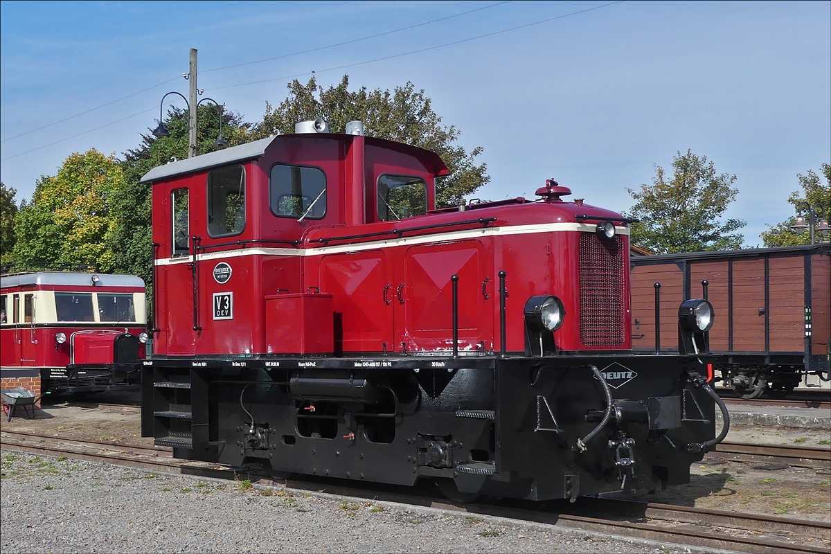 Schmalspurdieselloks Deutz DEV V 3,Nr. 55735, gebaut 1954 bei Klöckner-Humboldt-Deutz AG, Werk Deutz, Köln-Deutz, der Museumsbahn Bruchhausen – Vilsen stehen im Bahnhofsvorfeld in Bruchhausen - Vilsen abgestellt. 15.09.2019 (Jeanny)