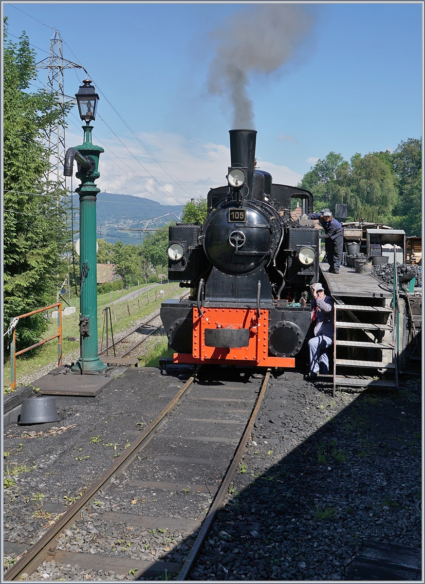 Schon am frühen Morgen bei der Ankunft des ersten Zuges in Chaulin dampft die Blony - Chamby Bahn G 2x 2/2 105 friedlich vor sich hin, die Dampflok wird die Traktion einiger Nachmittagszüge übernehmen. 

13. Juni 2020