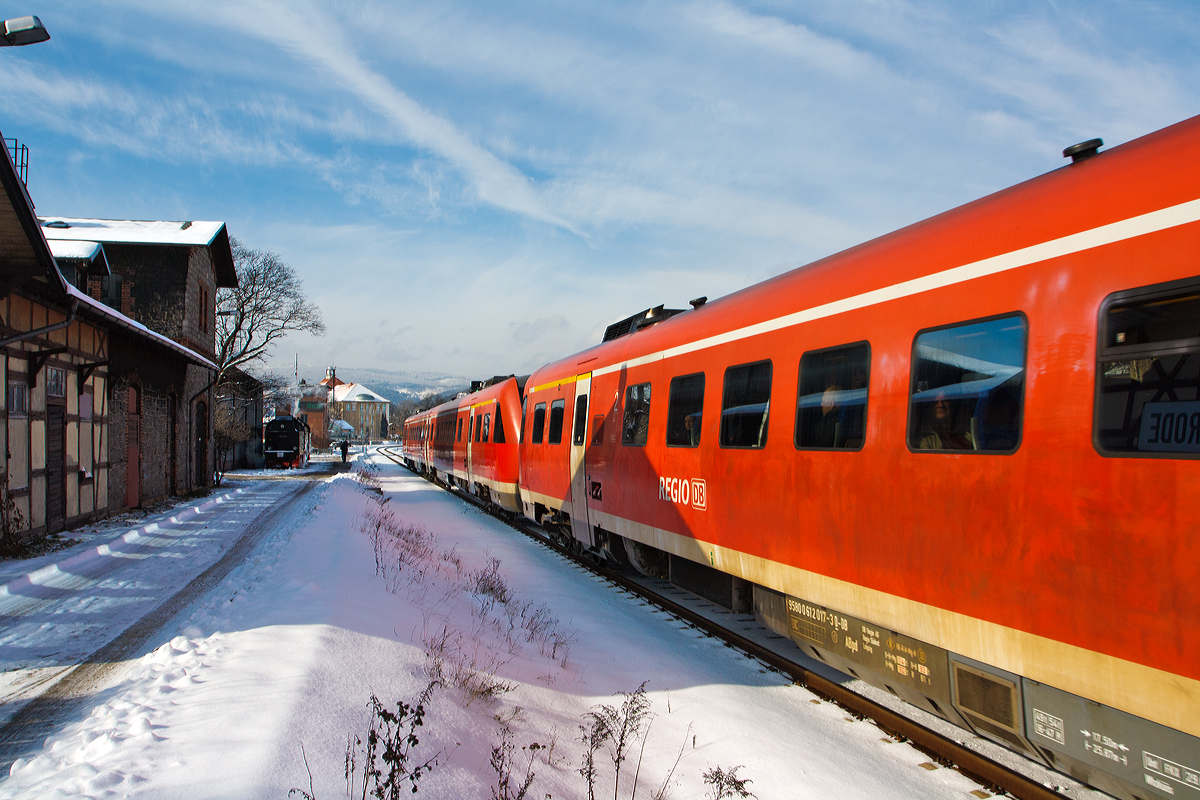 
Schon Historisch....
Zwei gekoppelte Dieseltriebwagen mit Neigetechnik der Baureihe 612   RegioSwinger  der DB Regio fahren am 23.03.2013 vom Bahnhof Wernigerode, als RE 4  Harzexpress  (Halle/Saale - Halberstadt -Wernigerode - Goslar - Hildesheim - Hannover), weiter in Richtung Hannover. 

Mit dem Fahrplanwechsel vom 14.12.2014 enden der RE 4 nun in Goslar. Dort müssen die Reisende nun umsteigen. Ab Dezember 2015 übernimmt dann die Veolia Verkehr Sachsen-Anhalt mit Triebwagen der BR 648 (LINT 41) die Verbindung. 

Es ist schon ein Trauerspiel, das sich Länder so uneinig sind, und die Touristen des Harzes fast schon zwingt mit dem Auto anzureisen. Denn es gibt keine halbwegs schnelle Verbindung nach Wernigerode.