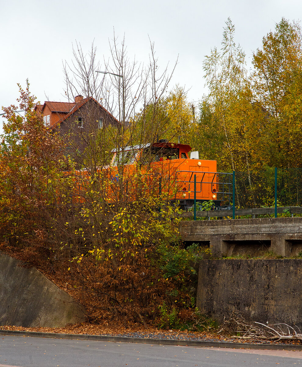 Schon recht früh um 15:15 Uhr steht die KSW 44 (92 80 1271 004-4 D-KSW) der KSW (Kreisbahn Siegen-Wittgenstein), die MaK G 1000 BB, am 03.11.2022 mit einem Übergabegüterzug, auf den KSW Rangierbahnhof Herdorf (Freien Grunder Eisenbahn KSW NE447 / DB-Nr. 9275), zur Abfahrt via Betzdorf nach Kreuztal bereit.