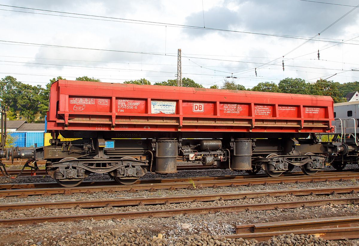 Schttgutkippwagen (Zweiseitenkippwagen) mit pneumatischer Bettigung und vier Radstzen 33 51 6738 556-6 PL-DBSRP (der Gattung Fas) der DB Schenker Rail Polska S.A., abgestellt am 15.10.2016 in Kreuztal (D). 

Diese Zweiseitenkippwagen vom Typ Fas dienen dem Transport von Schttgut wie Schotter, Kies, Sand, Erde zur Ver- und Entsorgung von Bahnbaustellen.

Technische Daten:
Spurweite: 1.435 mm
Achsanzahl: 4 
Lnge ber Puffer: 12.540 mm
Drehzapfenabstand: 7.500 mm
Achsabstand im Drehgestell: 1.800 mm
Laderaum: 31 m 
Ladeflche: 26,0 m
Hchstgeschwindigkeit: 100 km/h
Maximales Ladegewicht: 51 t 
Eigengewicht: 26.290 kg
Kleinster bef. Gleisbogenradius: 75 m
Hhe der Unterseite der Ausladeklappe ber SOK: 300 mm
Hhe ber SOK: 3.205 mm (in Transportstellung)  4.250 mm (bei gekipptem Wagen)