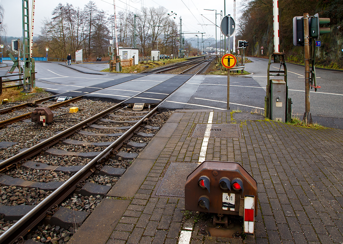 Schutzsignal - Signal Hp 0 „Halt“ an einem niedrigstehenden Lichtsperrsignal (Schotterzwerg), beim Bahnhof Scheuerfeld (Sieg), Gleis 411 (Fahrtrichtung Betzdorf), kurz vor dem Bahnübergang Bü Km 79,720, hier am 18.01.2022. Diese Zwergsignale werden auch gerne  Schotterzwerg  genannt.

Links an dem Schutzsignal von Gleis 412 sieht man auch sehr gut warum diese Zwergsignale auch  Schotterzwerg  genannt werden, es sitzt am Schotter auf.
