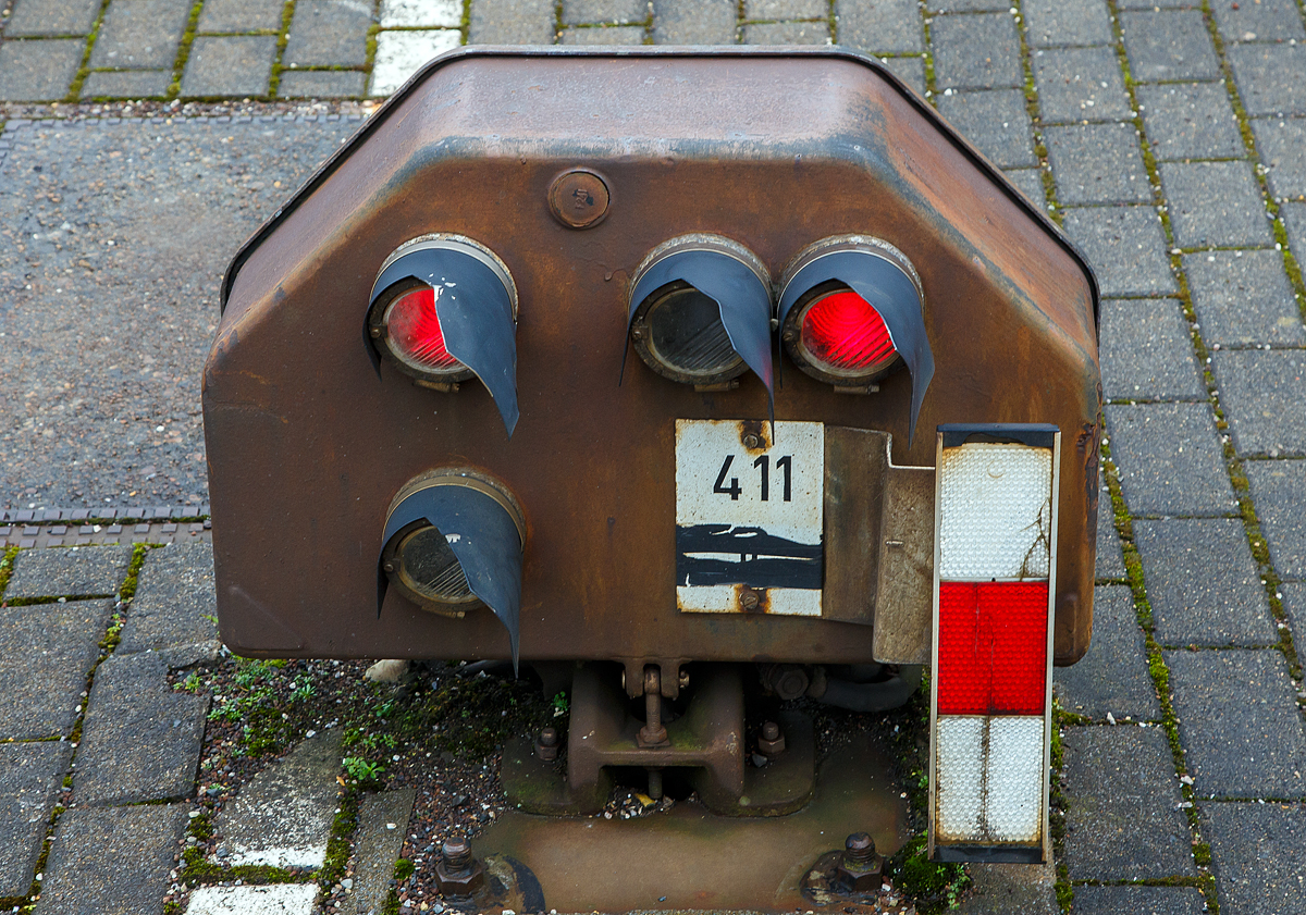 Schutzsignal - Signal Hp 0 „Halt“ an einem niedrigstehenden Lichtsperrsignal (Schotterzwerg), beim Bahnhof Scheuerfeld (Sieg), Gleis 411 (Fahrtrichtung Betzdorf), kurz vor dem Bahnübergang Bü Km 79,720, hier am 18.01.2022. Diese Zwergsignale werden auch gerne  Schotterzwerg  genannt.

Bis Dezember 2006 hieß dieses Schutzsignale noch „Sh 0“ mit der Bekanntgabe 18 des Gemeinsamen Signalbuchs entfiel der Begriff Sh 0 als Lichtsignal zum 10. Dezember 2006,  im Zuge einer begrifflichen Vereinheitlichung wurde der Signalbegriff Hp 0, der zuvor nur für Hauptsignale galt, auf Sperrsignale ausgeweitet.

Das Formsignal Sh 0 existiert aber weiterhin. Auch das Signalbild mit zwei parallelen roten Lampen bleibt in bestehenden Stellwerken als Hp 0 erhalten, weil die erforderlichen Schaltungsänderungen als zu aufwendig angesehen werden. Signalbegriff ist kein Schutzsignal mehr, wird aber auch an Sperrsignalen benutzt, da es sich um einen absoluten Haltbegriff (für Zug- und Rangierfahrten) handelt.
