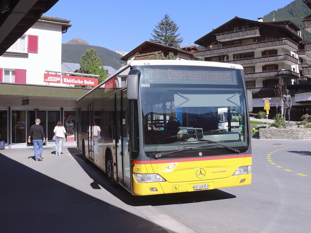 Schweizer Postbus der Marke Daimler Nr. 5595 in Davos Dorf am 10. Oktober 2019
