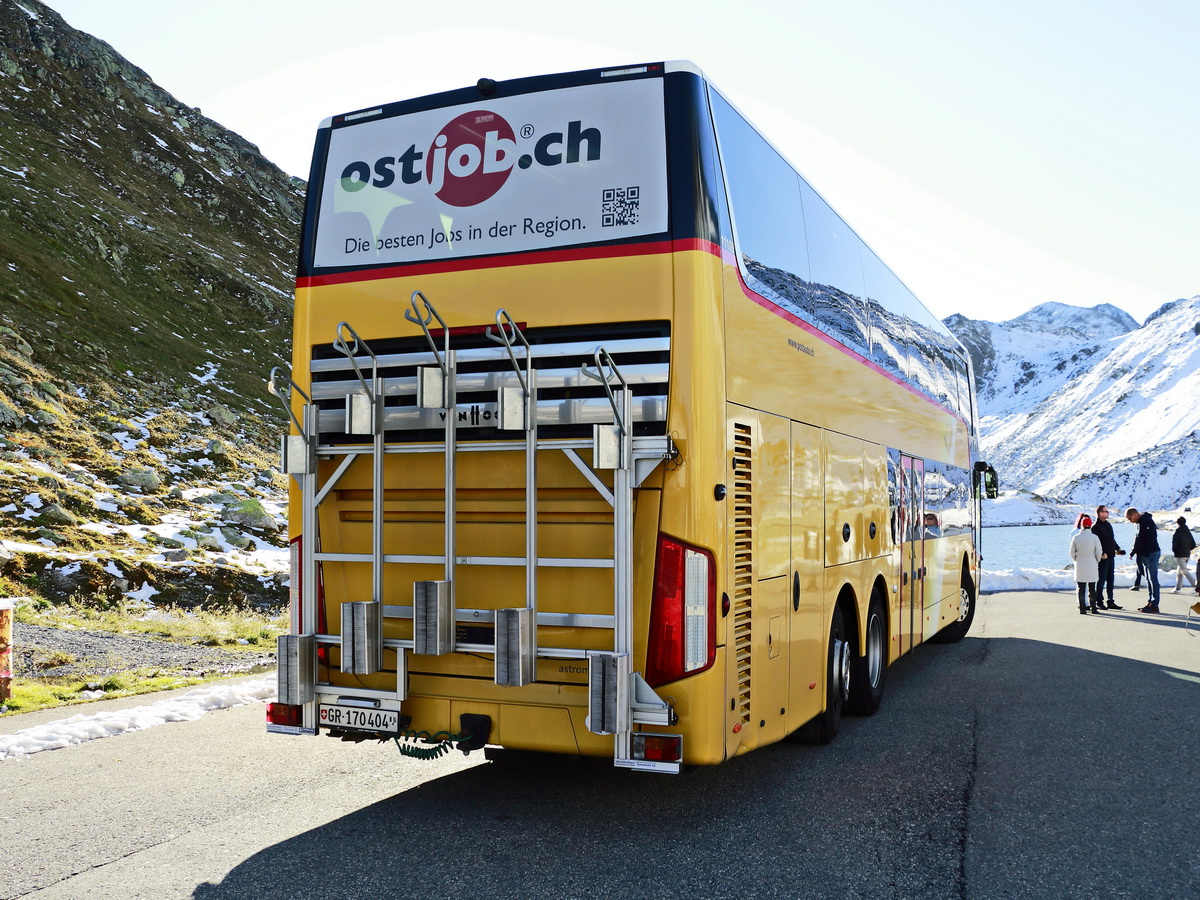 Schweizer Postbus der Marke VanHool Nr. 11009 auf dem Flelapss am 12. Oktober 2019