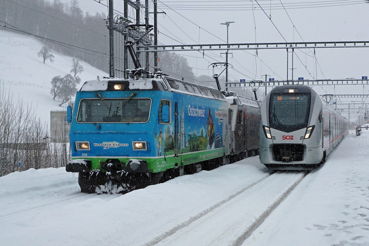 Schweizerische Südostbahn/SOB.
Re 456 Lokomotiven adieu!
Bei sehr starken Schneefällen und grosser Kälte verabschiedete sie die SOB mit verschiedenen Aufstellungen sowie einer Abschiedsfahrt Herisau-Degersheim von den Re 456 091 - Re 456 096. Diese sehr schönen und robusten Lokomotiven wurden in den Jahren 1987 bis 1988 in Betrieb genommen für die Führung vom Voralpen Express. Zwei Re 456 werden von der Oensingen-Balsthal-Bahn/OeBB übernommen wo sie im Güterverkehr eingesetzt werden. Zwei Re 456 ergänzen den Fuhrpark der Sihltal-Zürich-Uetliberg-Bahn/SZU. Unbekannt ist die Zukunft der restlichen Lokomotiven. Die sämtlichen bereits historischen Abschiedsaufnahmen sind am 27. Januar 2021 in Herisau entstanden.
Foto: Walter Ruetsch