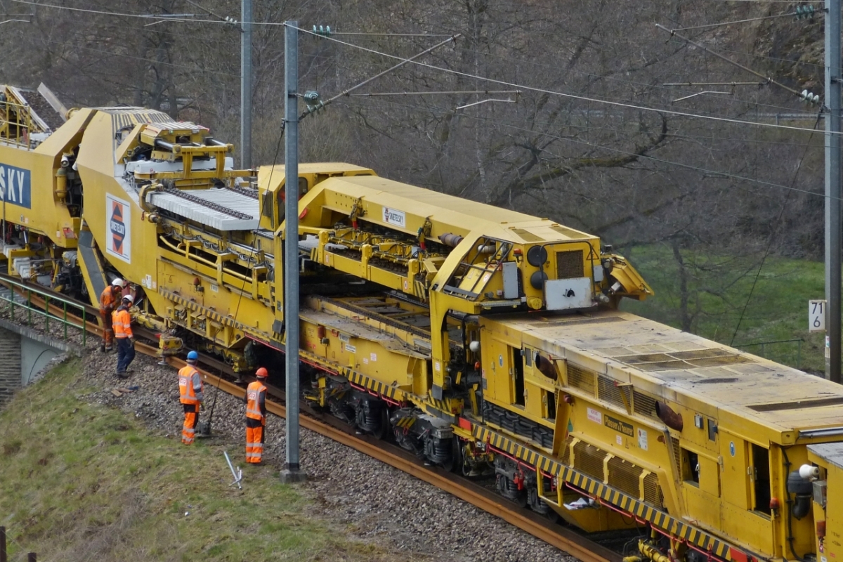 Schwellentransportschlitten 1 nimmt dann die ausgebauten Schwellen eine Etage tiefer, transportiert diese bis auf die Mitte des Zuges. Drauffelt 09.04.2021