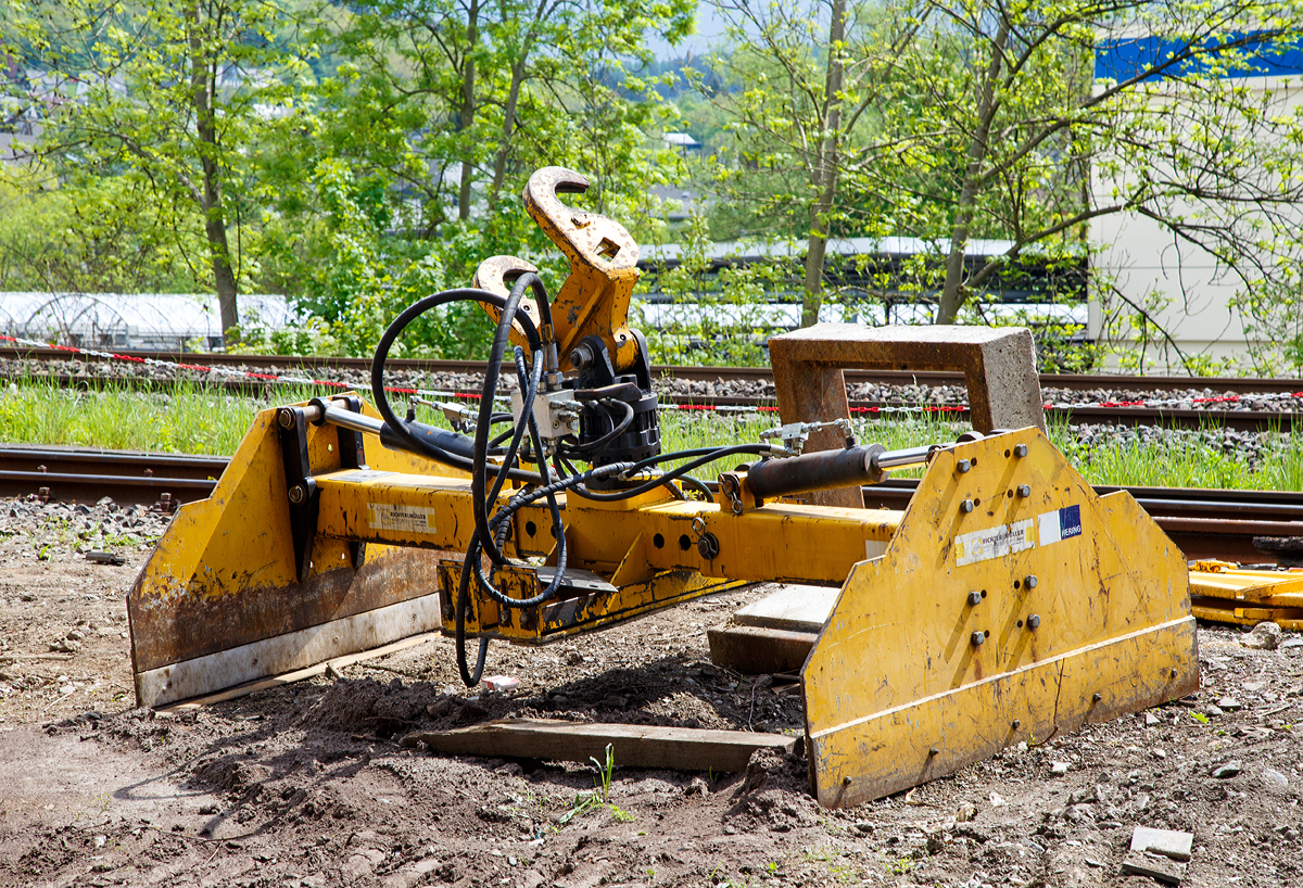 
Schwellenverladegerät HSV 5 der Hering Bau (Burbach) abgelegt am 09.05.2015 in Siegen.

Das von Richter & Müller weiterentwickelte hydraulische Schwellenverladegerät HSV 5, zum Anbau an einem Hydraulik-Bagger, wurde für die Verladung von 5 Holz- oder Betonschwellen konzipiert.

Der Arm ist mechanisch in der Länge verstellbar, so dass Schwellen in unterschiedlicher Länge verladen werden können. Mittels zwei Hydraulikzylinder werden die Geiferwangen  auf und zu gefahren. Ein 360° endlos drehbarer hydraulischer Drehmotor ermöglicht schnelles und präzises Arbeiten. Das Schwellenverladegerät kann an jeden Hydraulik-Bagger montiert werden, der mit Greiferleitungen ausgerüstet ist.

Technische Daten:
Hersteller: Richter & Müller, Dormagen,
Serien-Nr. SV51 008/5
Baujahr: 2007
Betriebsdruck: 80 bar
Gewicht: 750 kg