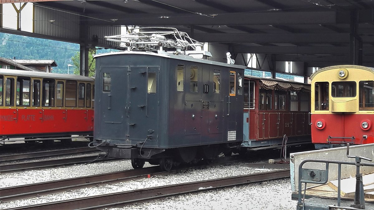 Schynige Platte Bahn (SPB/BOB).
Die Graue 11.
Die He 2/2 11 mit Baujahr 1914 wurde am 24. Mai 2018 in Wilderswil von der Strasse aus in der Remise in Wilderswil beobachtet. Erkennbar ist auch der historische Vorstellwagen mit der Nummer 6. 
Foto: Walter Ruetsch