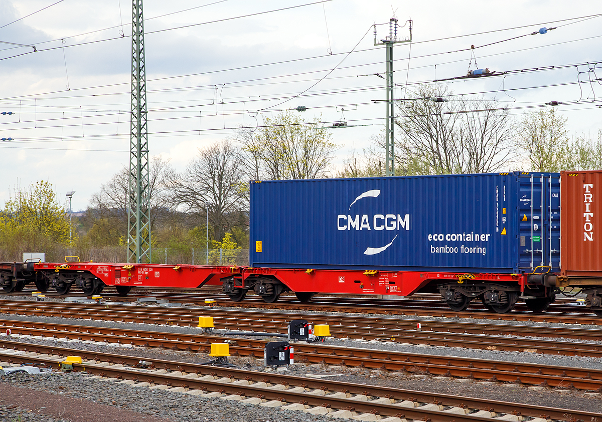 Sechsachsiger Gelenkwagen (Containertragwageneinheit 80´), fr den Transport von Grocontainern und Wechselbehltern, der Gattung Sggrs 716 (31 80 4850 122-1 D-DB) am 14.04.2018 im Zugverband bei der Durchfahrt im Bahnhof Friedberg (Hessen).

Bei diesem Wagen handelt es sich um einen ursprnglichen 104-Fu-Wagen der Bauart Sggmrs 715, welcher ursprnglich fr kontinentale Wechselbrckenverkehre beschafft wurde. Aufgrund Vernderung der Ladebehlterstruktur im Containerverkehr, wurden 96 dieser Wagen 2017 in diese Wagen der Bauart Sggrs 716 umgebaut. Der Umbau umfasste hauptschlich die Krzung des Wagens von 104 auf 80 Fu, die Erhhung der Aufstandshhe, die Umkonstruktion der seitlichen Absttzung im Bereich der Gelenke sowie den Bremsumbau von Grauguss- (GG) auf innovative lrmarme Kunststoff-Bremssohlen.

TECHNISCHE DATEN:
Spurweite: 1.435 mm
Durchschnittl. Eigengewicht: 28,2 t
Max. Zuladung bei Lastgrenze S: 104 t (ab Streckenklasse D) 
Max. Geschwindigkeit: 100 km/h (leer 120 km/h)
Lnge ber Puffer:	26.780 mm
Kleinster befahrbarer Gleisbogen: R 75 m 
Bremse: 2 x KE-GP-A  (K)
Bremssohle: Cosid 810
Feststellbremse: Nein
Verwendungsfhigkeit: RIV
