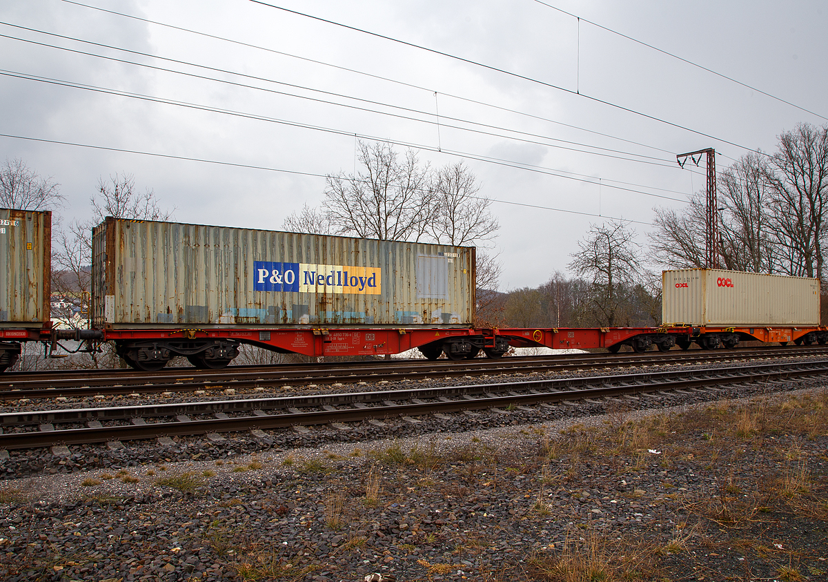 Sechsachsiger Gelenkwagen (Containertragwageneinheit 80´), der Gattung Sggrs 742 (31 80 4850 736-8 D-DB) am 18.03.2021 im Zugverband bei der Durchfahrt in Rudersdorf (Kr. Siegen) an der Dillstrecke (KBS 445) in nördlicher Richtung.

Diese Gelenkwagen mit sechs Radsätzen sind für den Transport von Großcontainern und Wechselbehältern vorgesehen.

Auf den Außenlangträger des Wagens befinden sich für jede vorgesehene Ladeposition feste und klappbare Aufsetzzapfen zum Festlegen der Ladungseinheiten (gemäß UIC- Merkblatt 592-1 und 2) in verschiedenen Kombinationen.

Das aus zwei Wagenhälften bestehende Untergestell ist eine verwindungsweiche, geschweißte Rahmenkonstruktion aus Walz- und Blechprofilen, gebildet aus den Kopfstücken, den Hauptquerträgern und den äußeren Langträgern. In der Wagenmitte befindet sich eine Übersteigmöglichkeit.

Die Verbindung der beiden Wagenhälften besteht aus einem Gelenklager und seitlichen Gleitstücken. Der Wagen trägt die Anschrift „Vorsichtig rangieren“.

TECHNISCHE DATEN:
Spurweite: 1.435 mm
Länge über Puffer: 26.390 mm
Drehzapfenabstand: 2 x 10.425 mm
Achsabstand in den Drehgestellen: 1.800 mm
Ladelänge: 2 x 12.220 mm
Höhe der Ladeebene über S.O.: 1.170 mm
Eigengewicht: 26.000 kg
Max. Zuladung bei Lastgrenze S: 109 t (ab Streckenklasse D)
Max. Geschwindigkeit: 100 km/h (leer 120 km/h)
Kleinster befahrbarer Gleisbogen: R 75 m 
Bremse: 2 x KE-GP-A 
Bremssohle: Cosid 810
Feststellbremse: Ja
Verwendungsfähigkeit: TEN GE
