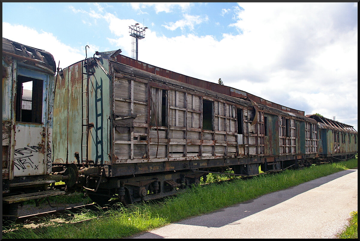 Seiner Blechverkleidung an den Seiten beraubt steht dieser interessante Wagen auf einem Seitengleis im Eisenbahnmuseum Jaroměř. Der Wagen hat keine Türen bei den Drehgestellen und auch keine Übergänge zu anderen Wagen, nur eine zweiflügelige Tür in der Mitte. Um was für einen Wagen es sich dabei handel ist unbekannt, zumal auch keine Nummer mehr zu identifizieren war.

Jaroměř, 21.05.2022
