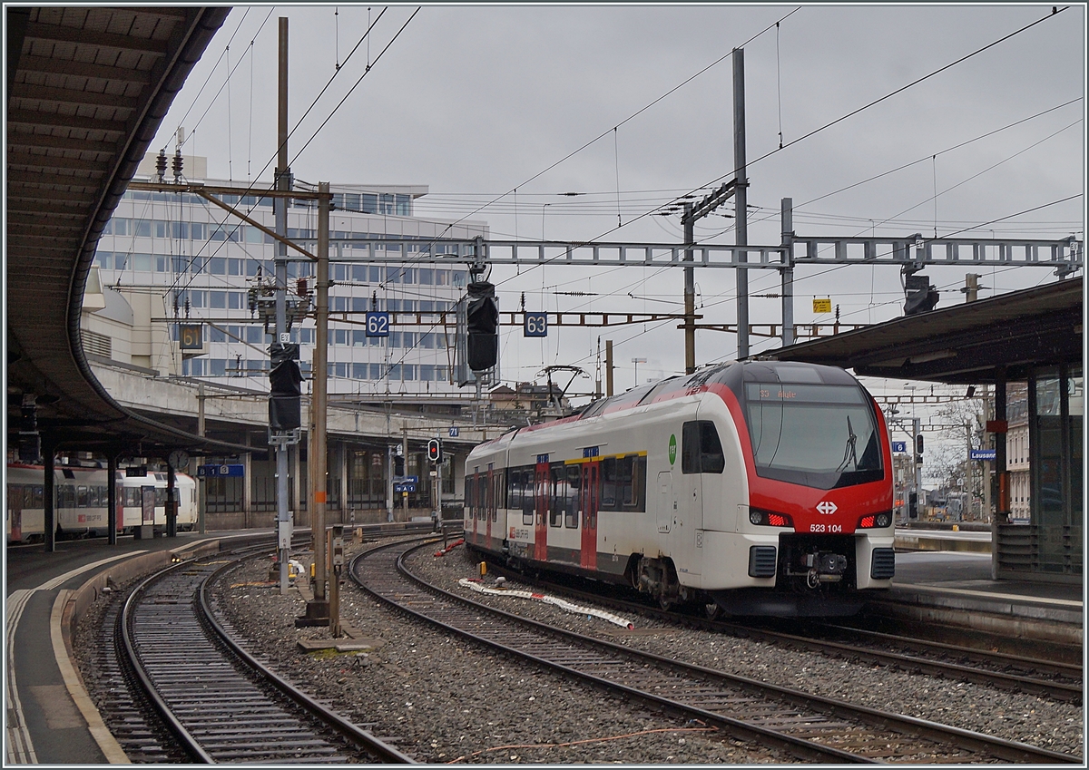 Seit Fahrplanwechsel enden die RER Taktzüge nicht mehr in Villeneuve, sondern fahren bis Aigle, teilweise sogar bis Bex oder St-Maurice. Das Bild zeigt die in Lausanne ausfahrende S5 nach Aigle, bestehend aus dem (nicht zu sehenden) RABe 523 103 (UIC 94 85 4 523 103-7 CH-SBB) und dem am Schluss eingereihten RABe 523 104 (UIC 9485 4 523 104-1 CH-SBB) bei der Ausfahrt.

10. Februar 2021 