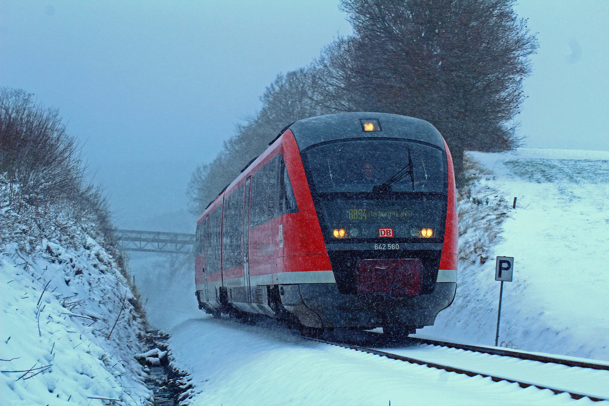 Seit heute Standard auf der oberen Lahntalbahn...
BR 95 80 0642 060-7/642 560-6 D-DB (Siemens Desiro), angemietetes Fahrzeug von der Westfrankenbahn, fährt als RB 94 nach Marburg (Lahn) durch das sehr winterliche Oberndorf. Da die Fahrzeuge der Kurhessenbahn noch nicht fertig ausgeliefert wurden, kommen ersatzweise Triebwagen der Westfrankenbahn zum Einsatz.