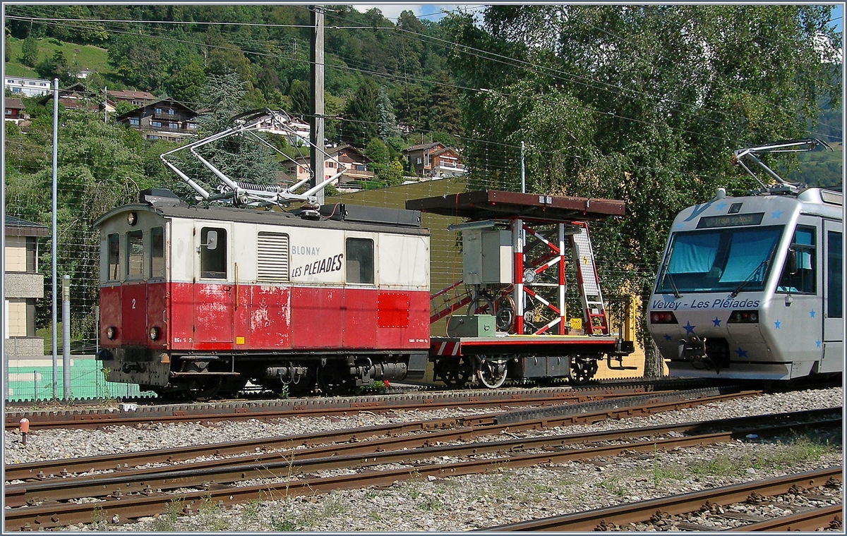 Seit der Revision der CEV HGe 2/2 N° 1 ist die ebenfalls 1911 gebauten HGe 2/2 N° 2 eher selten zu sehen. Hier zeigt sie sich kurz mit einen Fahrleitungsmontagewagen in Blonay. 16 August 2016