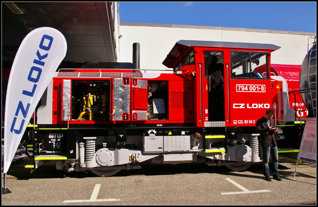 Seitenansicht der 794 001-8 von CZ LOKO, die auf der InnoTrans 2014 in Berlin ausgestellt war. Die Lok trgt eine falsche UIC-Kennung (92 54...), was fr Loks ber 100 km/h Hchstgeschwindigkeit steht. Laut der Webseite liegt die Hchstgeschwindigkeit jedoch bei 60 km/h.