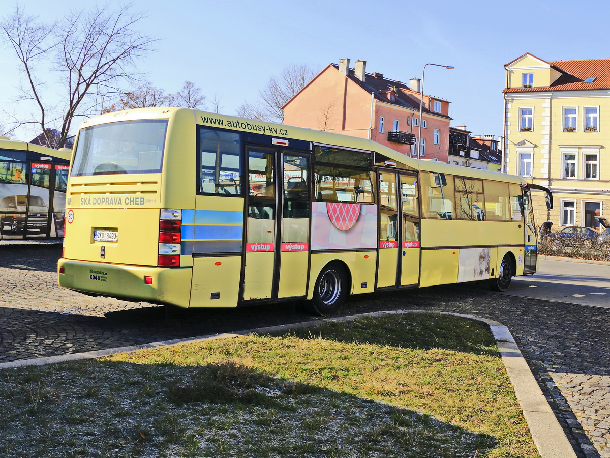 Seitenansicht eines SOR BN 12 von Autobusy Karlovy Vary am Busbahnhof vor dem Bahnhof Cheb (Eger) am 15 Februar 2019.