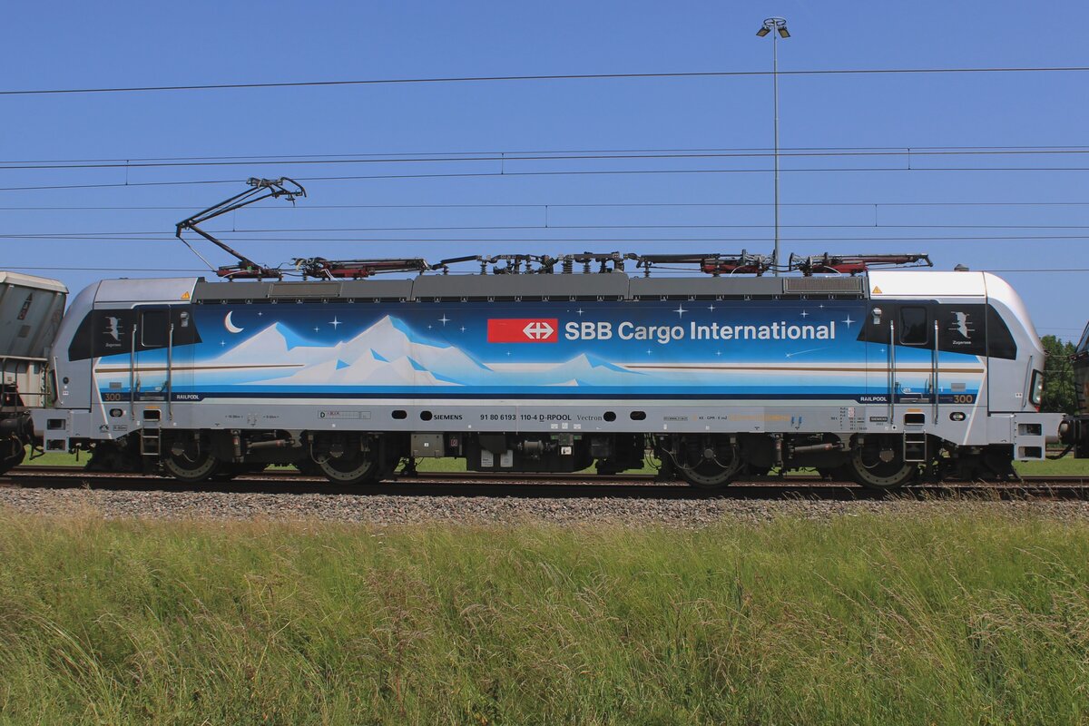 Seitenblick auf 193 110 von SBBCI w�hrend ein Stillstand in Valburg am 12 Juni 2025.