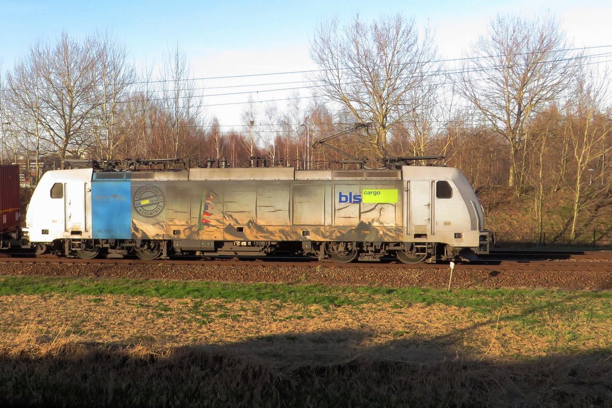 Seitenblick auf BLS 186 109 bein Passage von Tilburg-Reeshof am 21 Februar 2021.