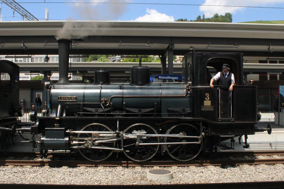 Seitenblick auf der gerade rechtzeitig restaurierter Lok-3 LANGNAU der Dampfbahn Bern in Konolfingen am 18 Mai 2025.