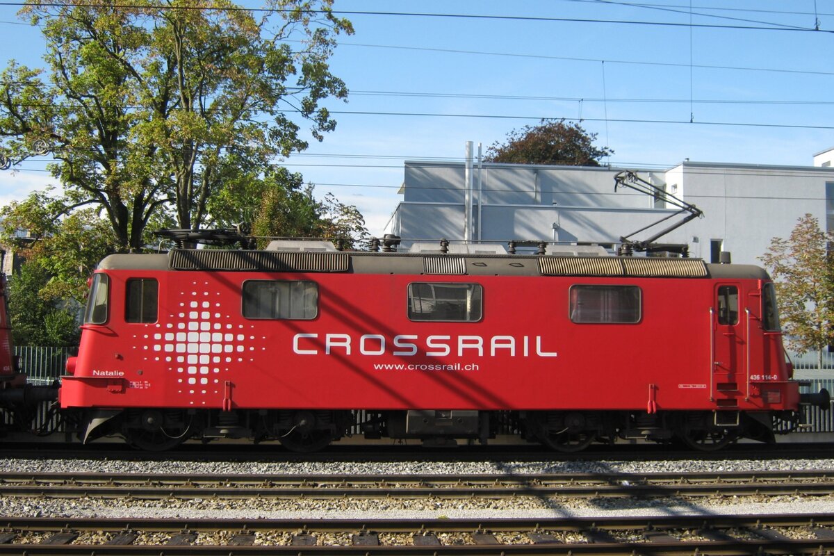 Seitenblick in die Vergangenheit mit Crossrail 436 114 'NATHALIE' in Thun am 15 September 2011. Die 436 111-115 sind schön langst nicht mehr bei Crossrail und auch der Merknam ist gerade verschwunden.
