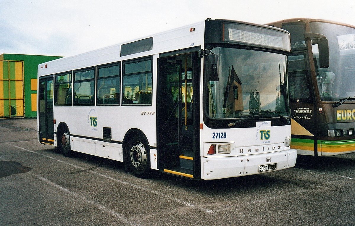 Selestat - 14. September 2004. Dieser Heuliez GX 77H stand lange als Reservebus für den Stadverkehr.