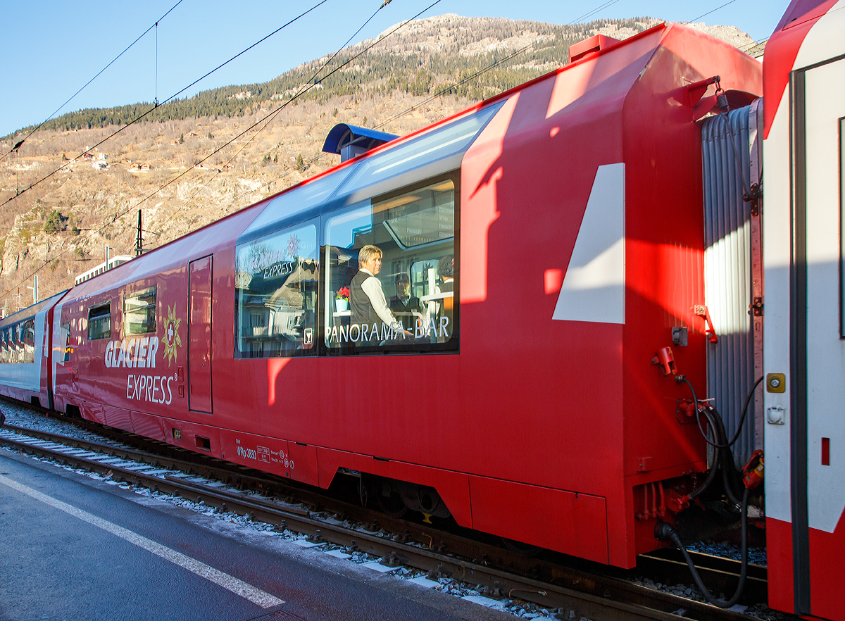 Servicewagen mit Panorama-Bar RhB WRp 3830 „Glacier Express“, hier am 30.12.2015 im Zugverband in Brig.

Fr die Neulancierung des Glacier-Express entschlossen sich RhB und MGB gemeinsam vier ganze Zugskompositionen in Auftrag zu geben. Die Grundkonzeption des Wagens, insbesondere die wichtigsten Masse (Lnge ber Puffer, Kastenlnge, Drehzapfenabstand, Fubodenhhe und Fensteranordnung) wurden vom Breda-Wagen bernommen. Die laufen die Wagen auf denselben luftgefederten Stadler-Drehgestellen und der Zug verfgt nur ber (bei Bedarf vakuumgesteuerte) Luftdruckbremsen. 

Neu ist, dass in der Mitte ein Kchenwagen mit Panorama-Bar (hier der WRp 3830) luft und die Gste das Essen an den Platz serviert erhalten. Die Wanderung zum Speisewagen (und das Vorhalten der doppelten Anzahl an Sitzpltzen) entfallen damit. Jeder Zug ist aus 6 Wagen zusammengesetzt, und zwar in der Reihenfolge Ap-Api-WRp-Bp-Bp-Bp.

Technische Daten:
Spurweite: 1.000 mm 
Lnge ber Puffer: 18.500 mm
Drehzapfenabstand : 12.830 mm
Kastenlnge: 17.700 mm
Fahrzeughhe: 3.695 mm
Fahrzeugbreite: 2.680 mm
Drehgestellachsstand: 1.800 mm
Raddurchmesser, neu: 685 mm
Fubodenhhe: 950 mm
Einstiegbreite: 850 mm
Lngsdruckkraft: 800 kN
Dienstgewicht, tara: 24 t (Servicewagen)
Hchstgeschwindigkeit:   Adhsion 100 km/h / Zahnstange  35 km/h
Maximale Neigung: Adhsion 60 ‰ / Zahnstange  125 ‰
Spannung Zugsammelschiene: 320 V (16 2/3 Hz)
Minimaler Kurvenradius: 60 m 