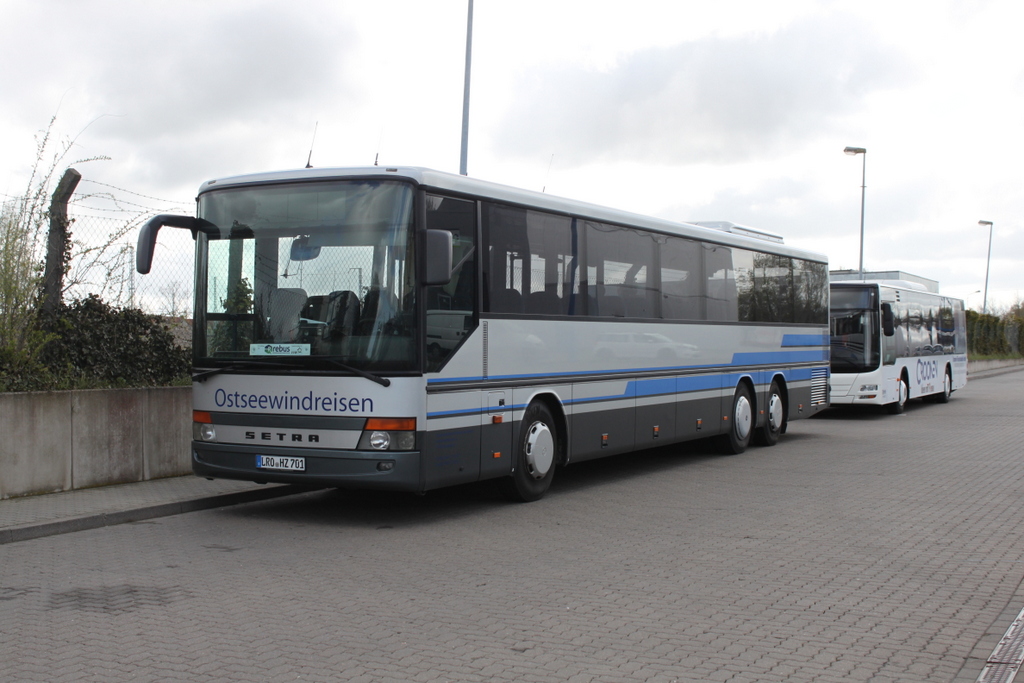 Setra 319 UL der Firma Ostseewindreisen und MAN Niederflurbus 3.Generation(Lion's City)abgestellt am 23.04.2016 in Hhe Rostock Hauptbahnhof/Sd