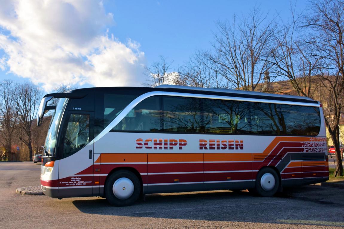 Setra 411 HD von Schipp Reisen aus Niedersterreich 01/2018 in Krems gesehen.