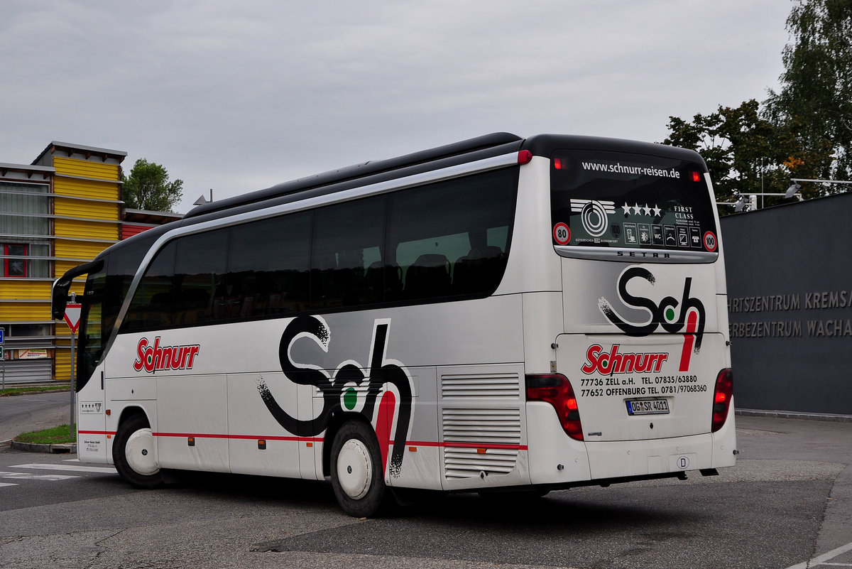 Setra 411 HD von Schnurr Reisen aus der BRD in Krems gesehen.