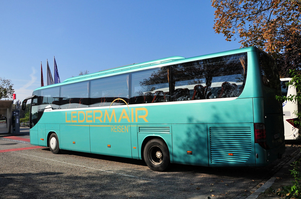 Setra 415 GT- HD von Ledermair Reisen aus sterreich in Krems.