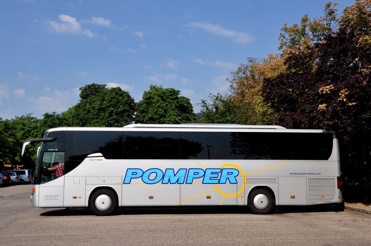 Setra 415 GT-HD von Pomper Reisen aus der BRD in Krems gesehen.