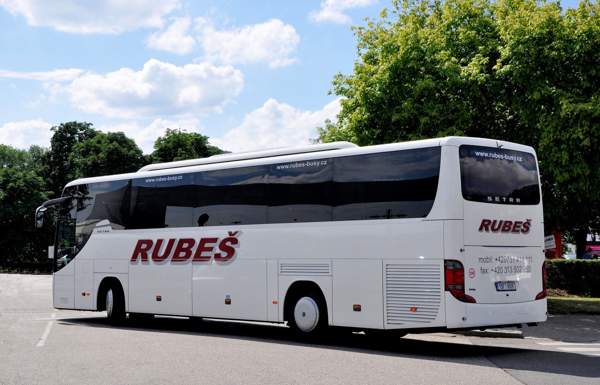 Setra 415 GT-HD von Rubes Reisen aus der CZ im Juni 2015 in Krems gesehen.