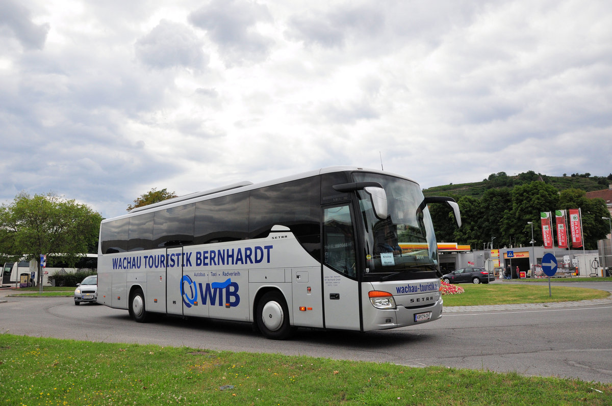 Setra 415 GT-HD von der Wachau Touristik Bernhardt (WTB) aus Niedersterreich in Krems gesehen.