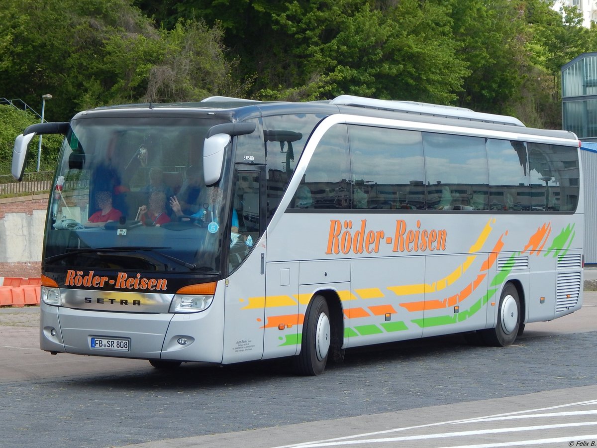 Setra 415 HD von Röder-Reisen aus Deutschland im Stadthafen Sassnitz.