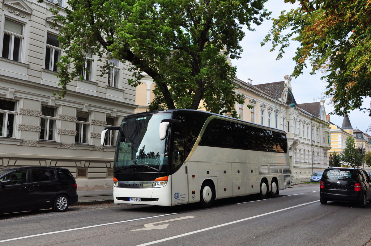 Setra 415 HDH von Global Travel Hungary in Krems unterwegs.