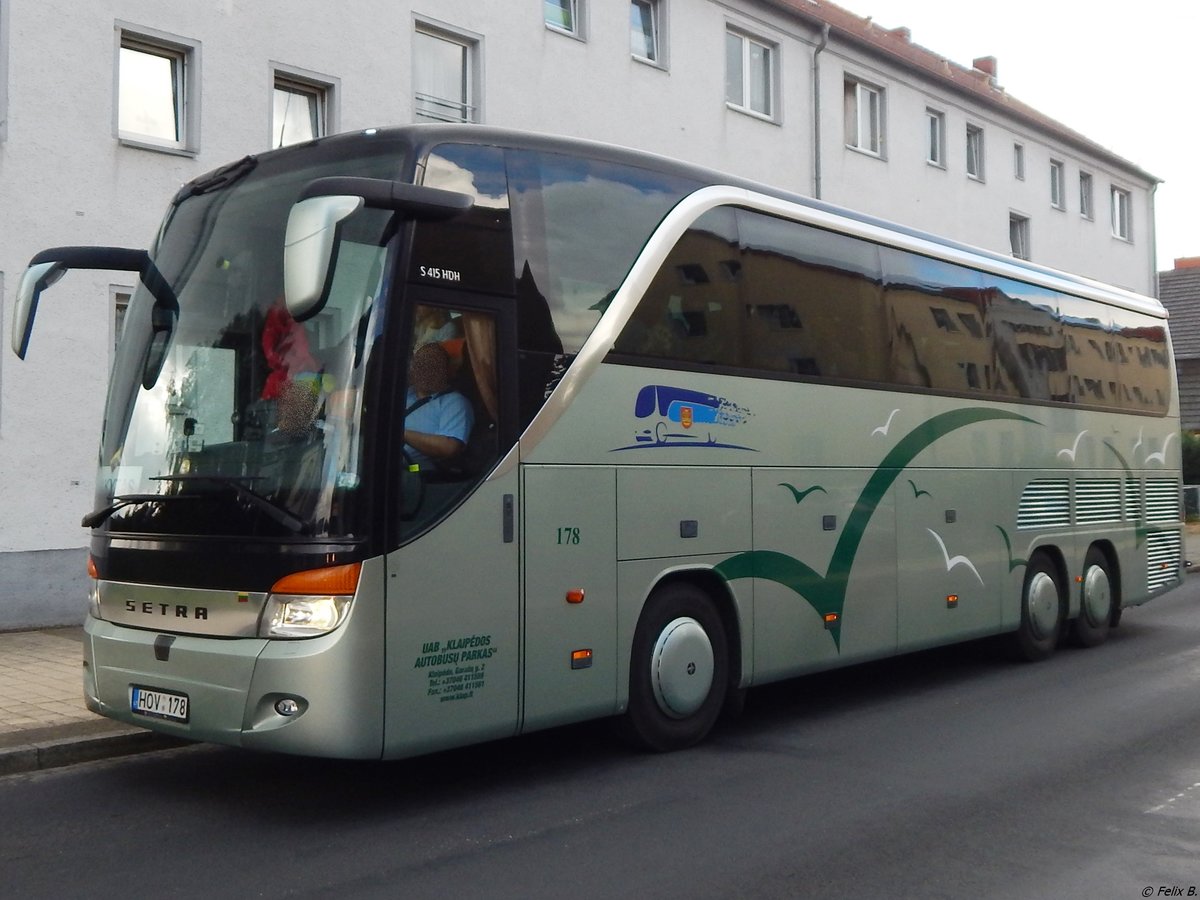 Setra 415 HDH von UAB  Klaipėdos autobusų parkas  aus Litauen in Sassnitz.