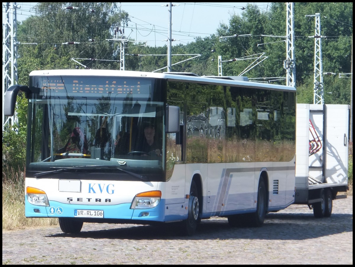 Setra 415 NF mit Hnger der Kraftverkehrsgesellschaft mbH Ribnitz-Damgarten in Ribnitz-Damgarten.
