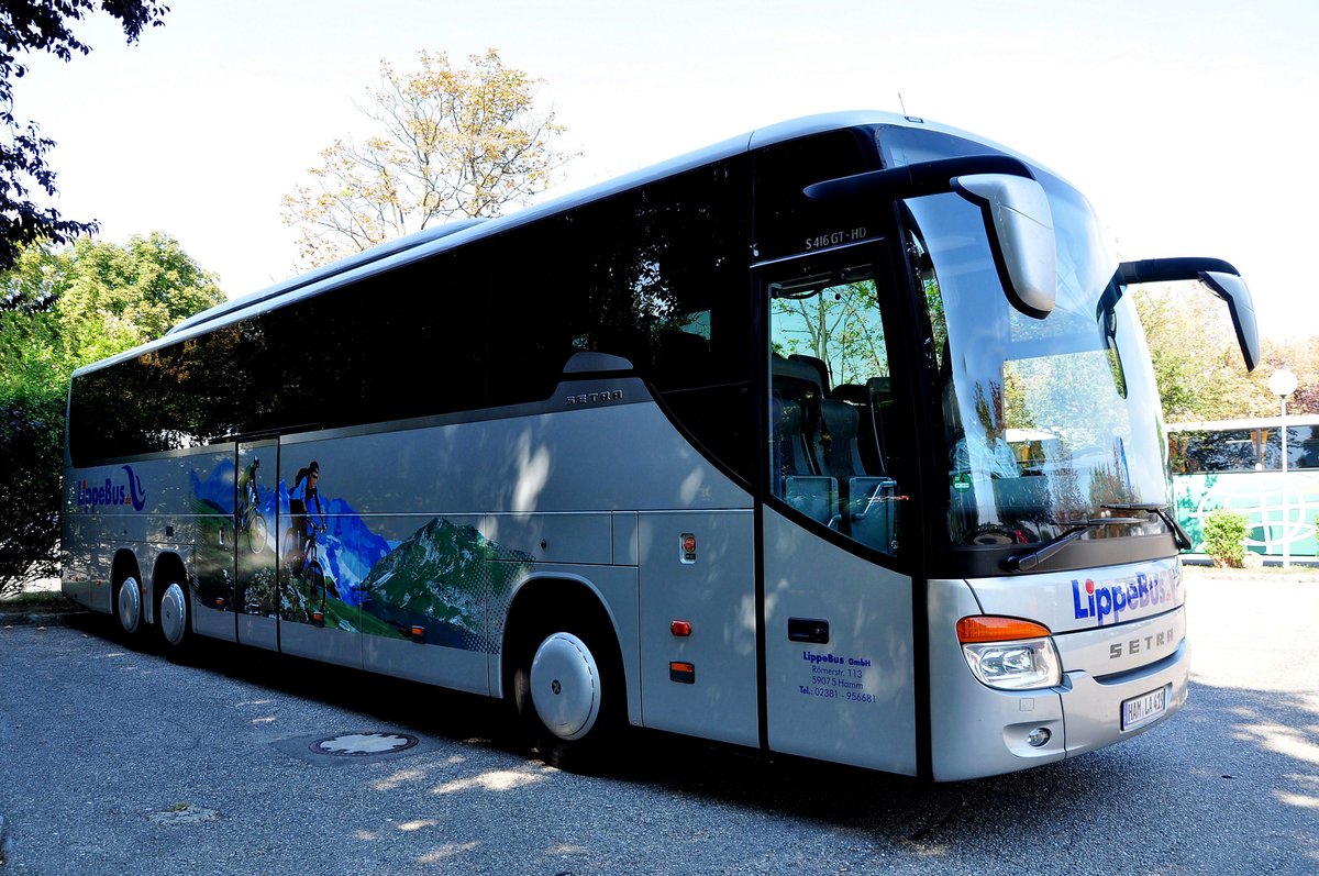 Setra 416 GT-HD von Lippe Bus aus der BRD in Krems gesehen.